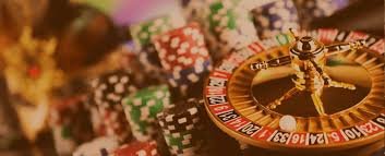 Dealer live casino profesional mengawasi permainan dengan interaktif dan streaming langsung